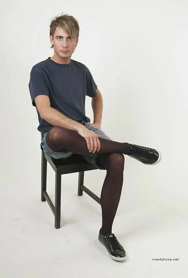 Мужские колготки. Красивые парни в колготках. Колготки с шортами на парне. Красивые парни в колготках. Парень в сетчатых колготках.