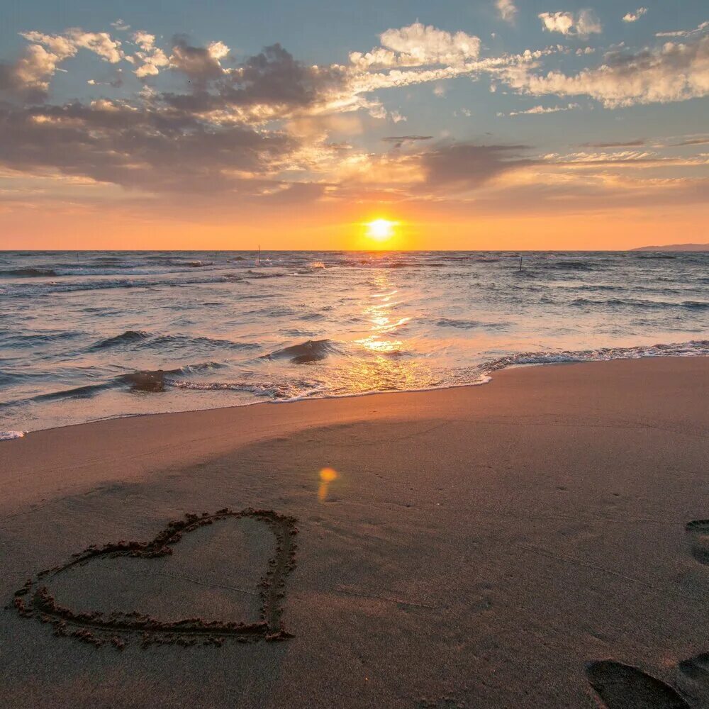 Море тепло. Закат на море пост. Море тепла песня. Пляж. Двое на берегу океана.