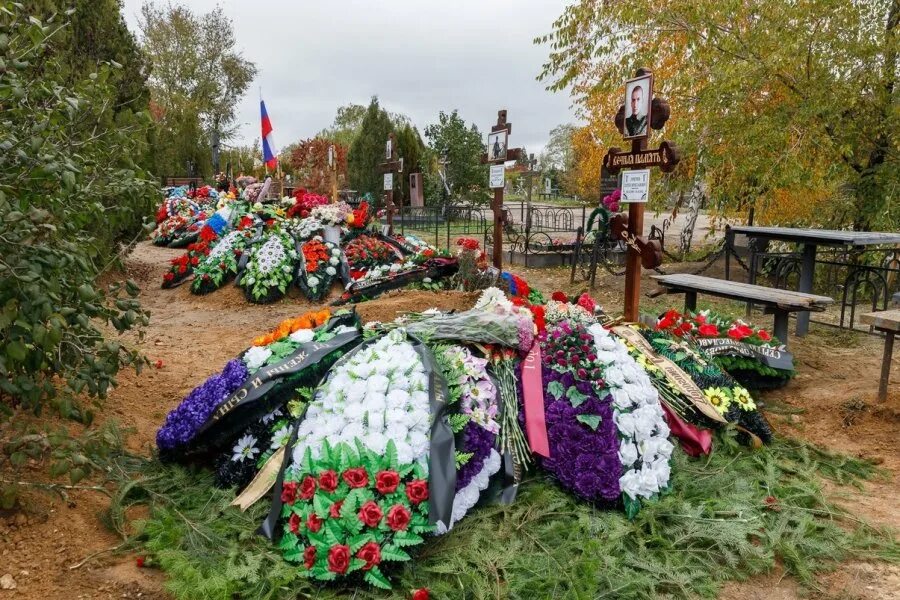 Похороненные в волгограде. Могилы погибших на Украине. Кладбище мобилизованных. Кладбище Волгоград.