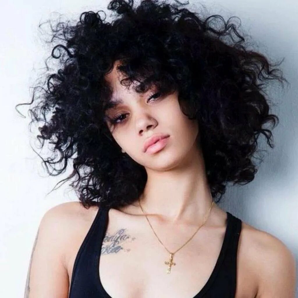 Кудрявая девушка темная. Кудрявая девушка темная. Кудрявая девушка. Фотосессия кудрявая девушка. Marina nery модель.