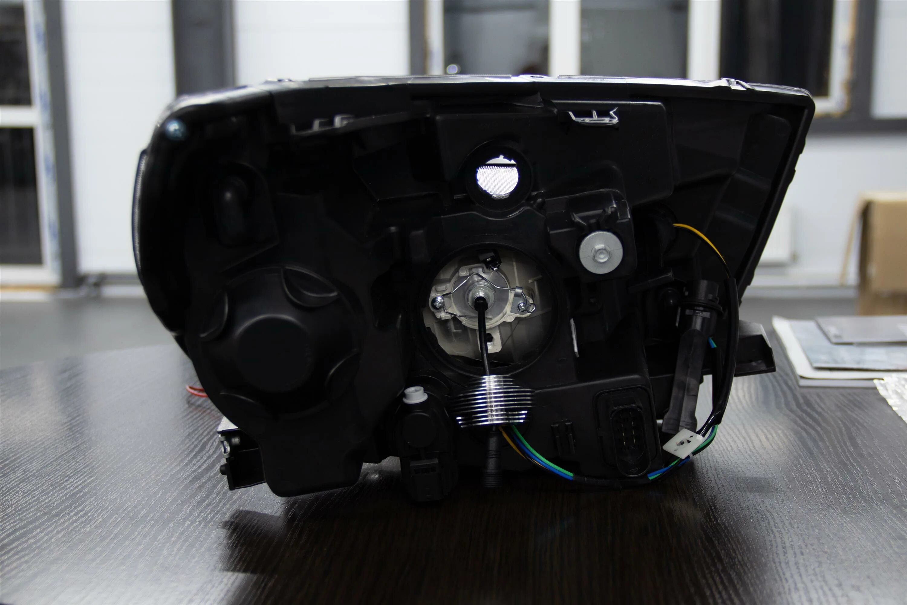 Led лампы h7 в ближний свет лада веста. Установка ламп на весту. Пружинка лампы дальнего света h1 веста артикул. Крепеж лампы ближнего света лада xray. Лампа ближний свет vesta цоколь.