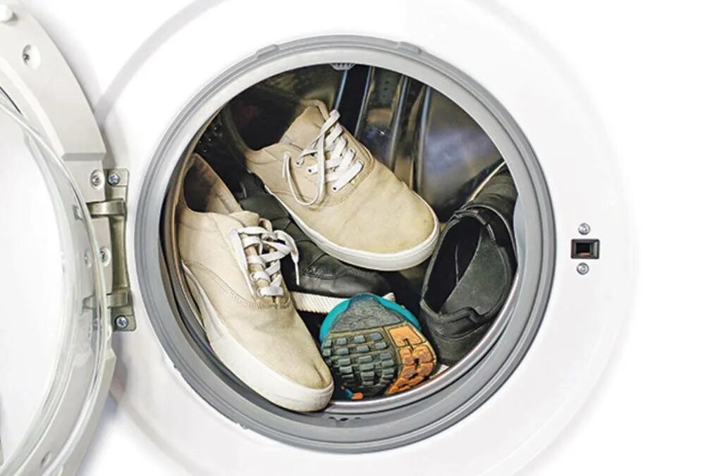Можно ли стирать ботинки в стиральной машине. Кроссовки в стиральной машине. Стиральная машина для кроссовок. Стиральная машина для обуви. Стирка обуви в стиральной машине.