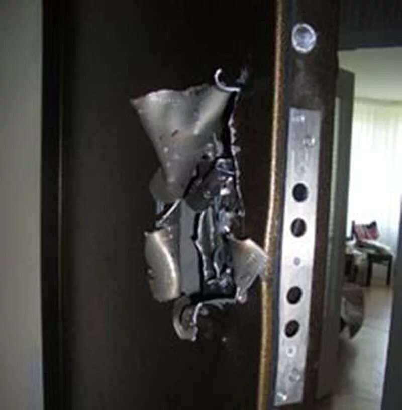 следы взлома двери. сломанный замок в двери. повреждение замков. сломанный замок в двери. следы взлома двери.