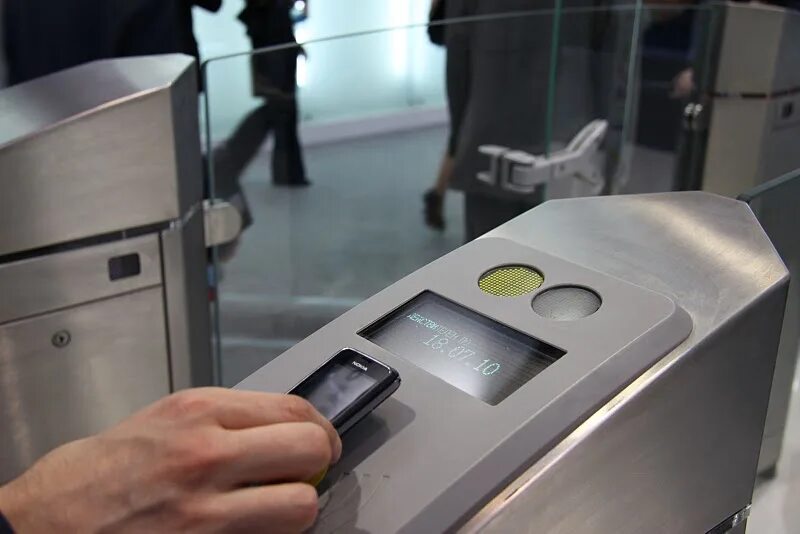 Турникет метро оплата телефоном. Безналичная оплата в автобусах. Метро бесконтактный турникет. Можно оплатить проезд телефоном. Оплата проезда в электричке.
