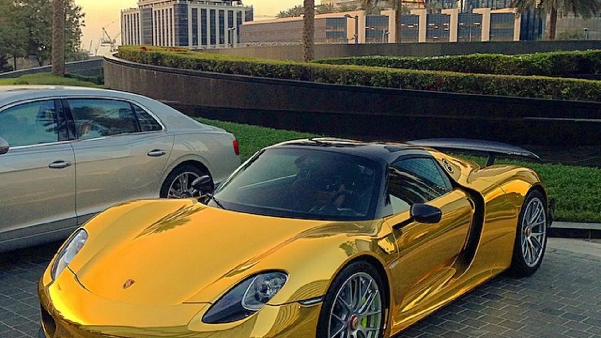 Машины автомобили дорогие. Porsche 918 Spyder золотой. Феррари 918 Spyder. Порше 918 Spyder Dubai.. Porsche 918 Gold. Dubai.