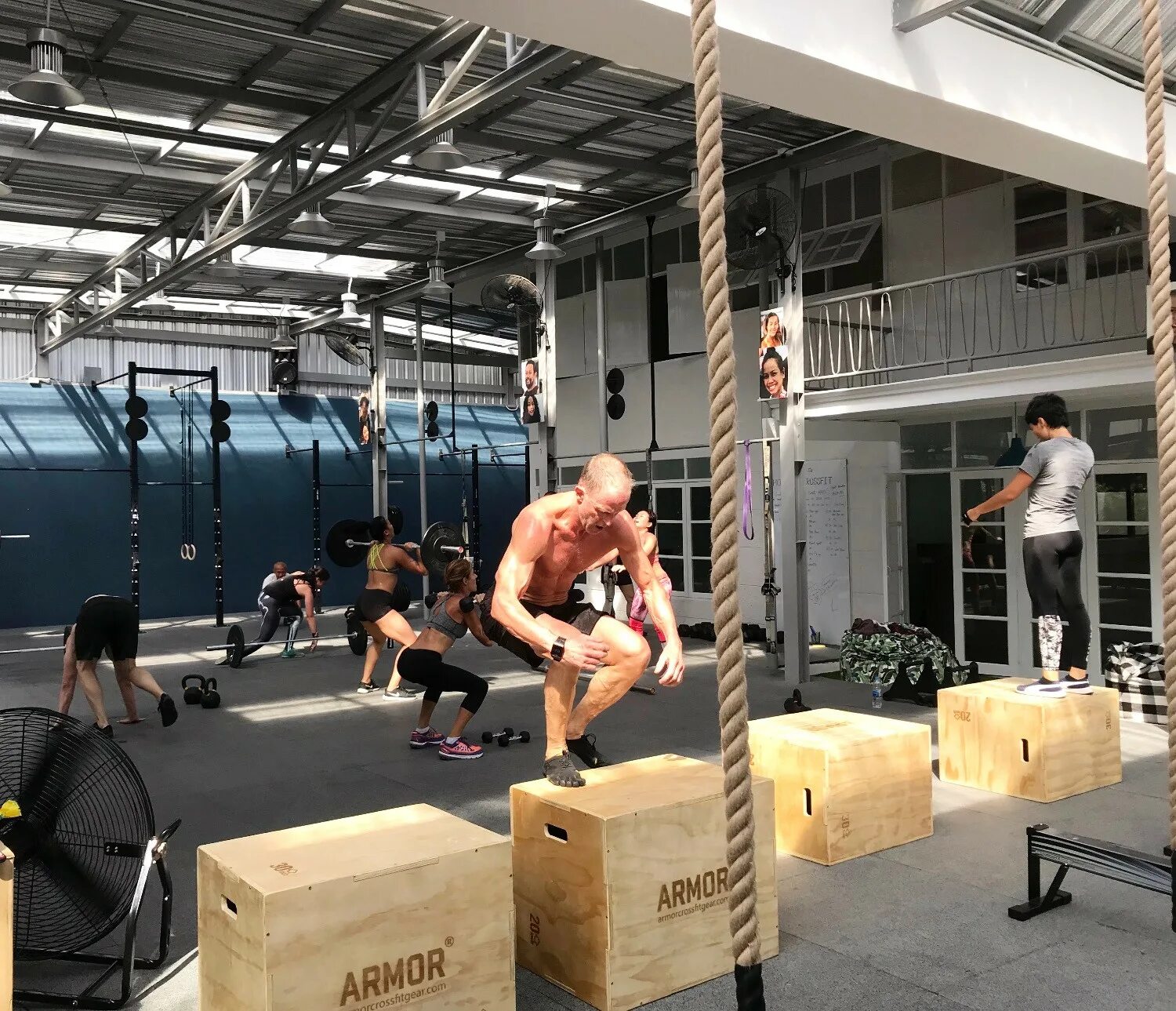 Спортзал кроссфит. Reebok кроссфит. Кроссфит зал. Кроссфит бокс. Кроссфит бокс.