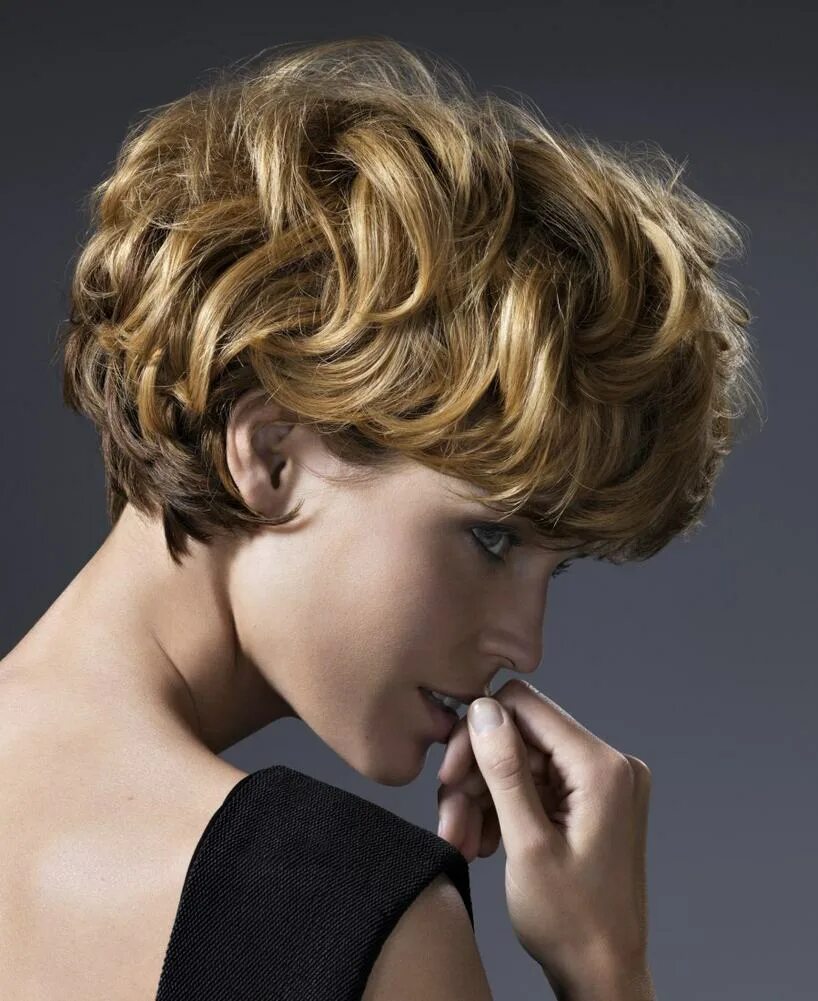 Короткая пышная стрижка женская. Короткие стрижки на пышные волосы. Объемные стрижки на короткие волосы. Гарсон гаврош каприз. Стрижка боб гарсон на средние волосы волнистые.