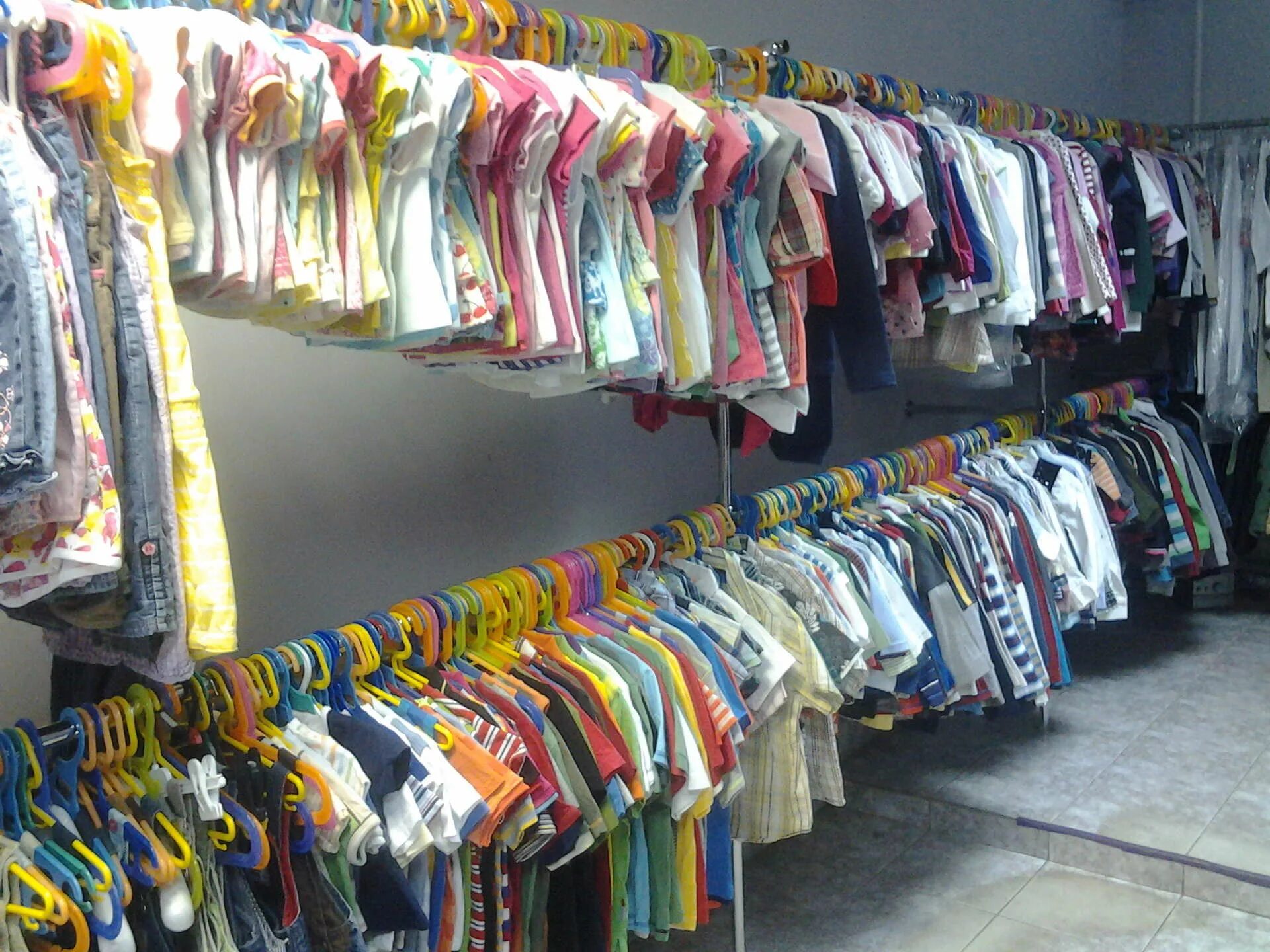 секонд хенд детские товары. секонд хенд для детей. самая дешевая детская одежда. детская одежда секонд хенд. ассортимент детской одежды.