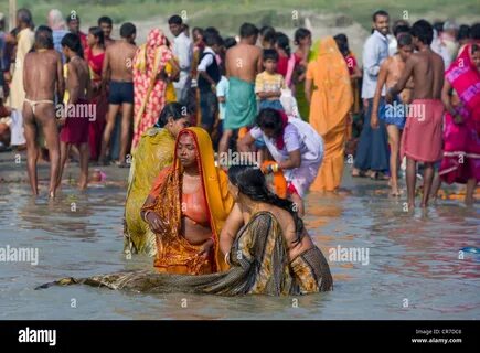 Hinduistische Frauen Angebot morgen Gebete als Teil eines Rituals am Ufer d...