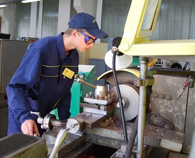 Станочник широкого профиля завод. Станочник металлообработка широкого профиля. Профессия станочник широкого профиля. Станочник высокого профиля. Токарь универсал станочник широкого профиля.