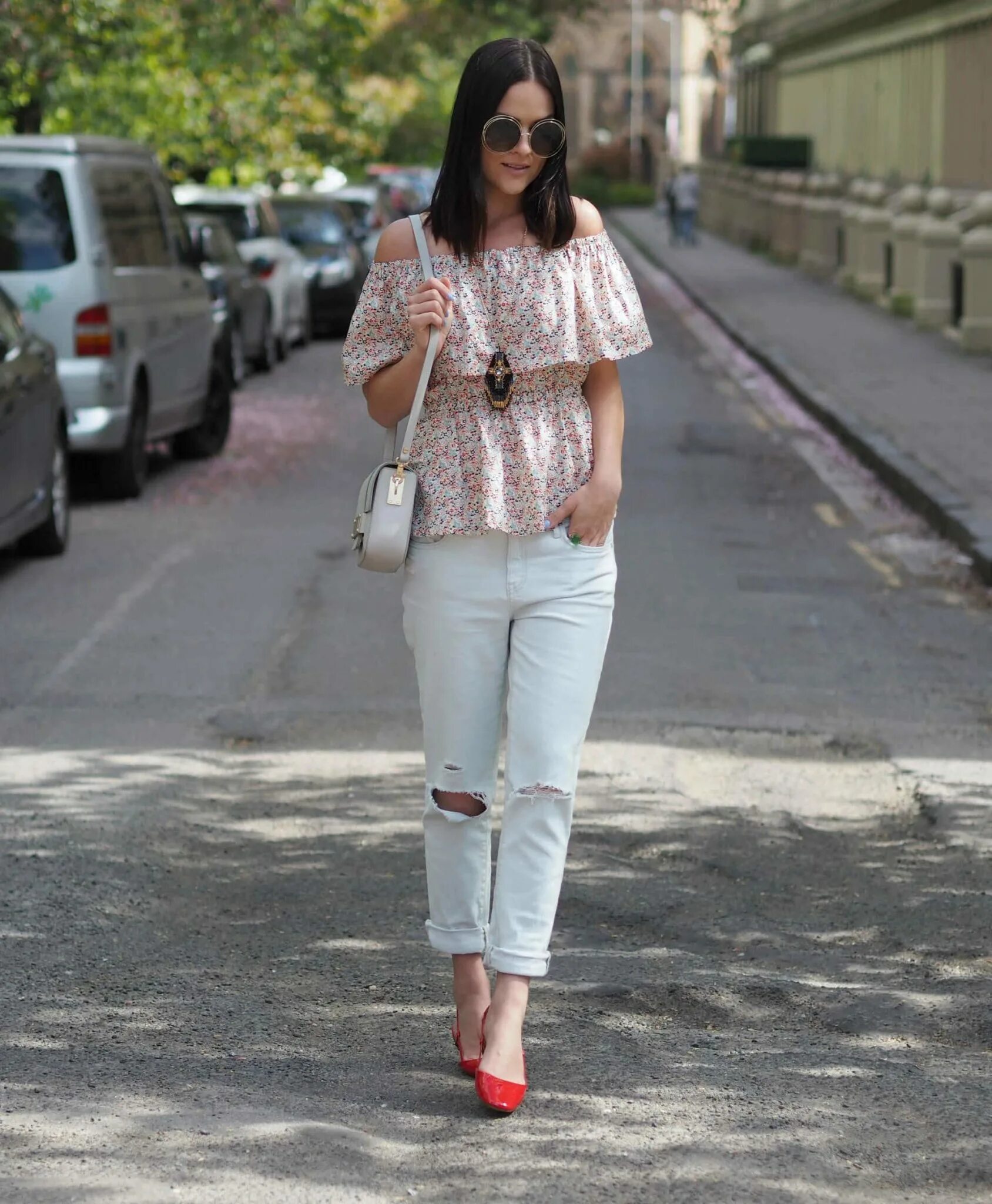 белые брюки женские образы. белые джинсы. образ с белыми штанами. образы с белыми брюками. лук с белыми джинсами.