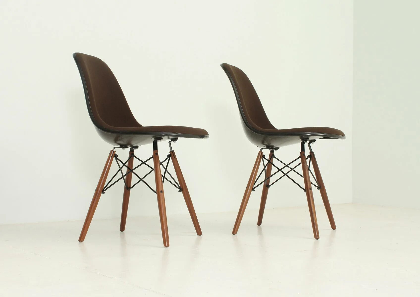 Стул dsw сборка. Стул jacobsen (eames style). чехол для eames dsw. ray eames style dsw стул под дерево. eames dsw коричневый.