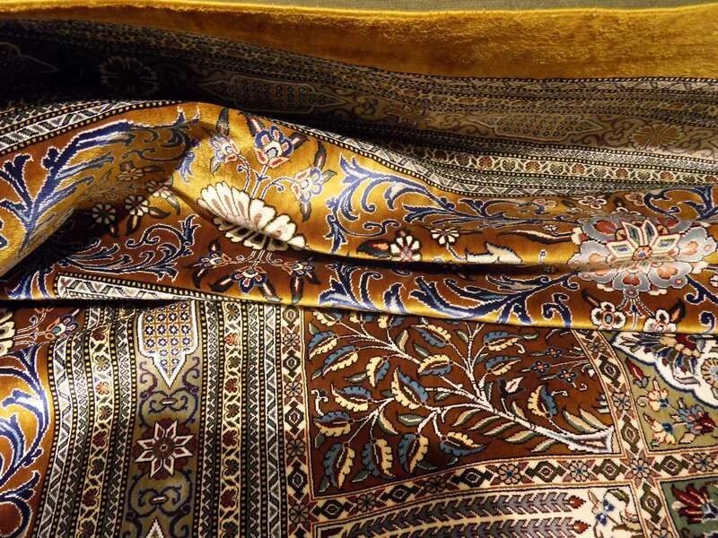 Самые красивые шелковые ковры. Шелковых ковров. Турецкий шелковый ковер salvatore ag44-a-hbdgry-brn-bge. Ковры из шелка. Шелковый ковер.