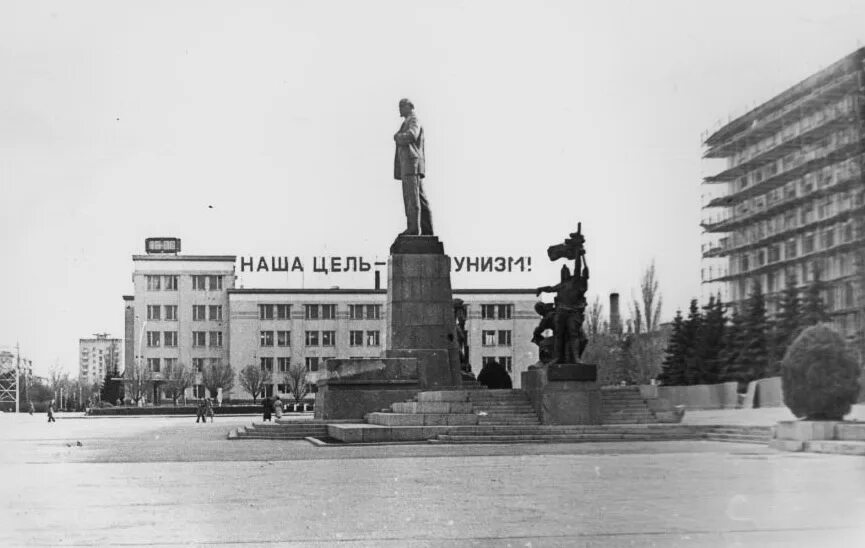 Ставрополь пл ленина. Площадь ленина ставрополь. здание крайкома кпсс ставрополь. площадь ленина ставрополь фото.