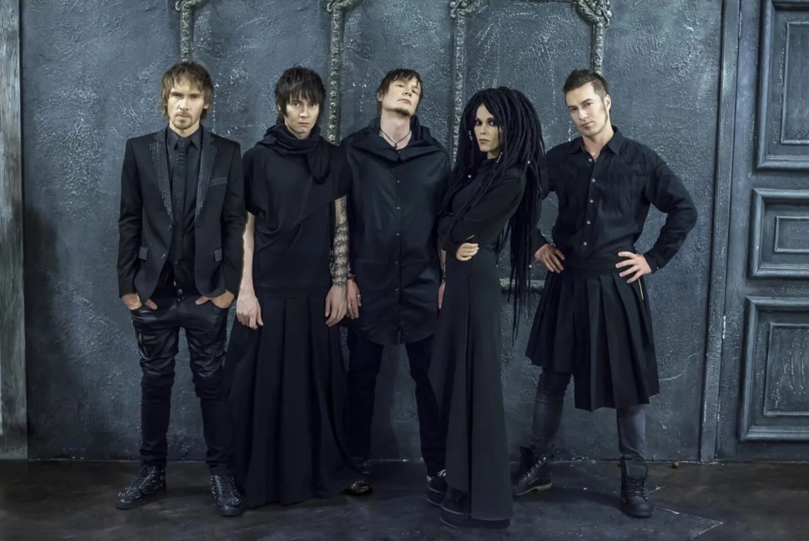 Проходит группа. Мем люди проходят черездорого 1280х720. Анимация группа черта. Виктор королев концерт. Ac dc 2020.