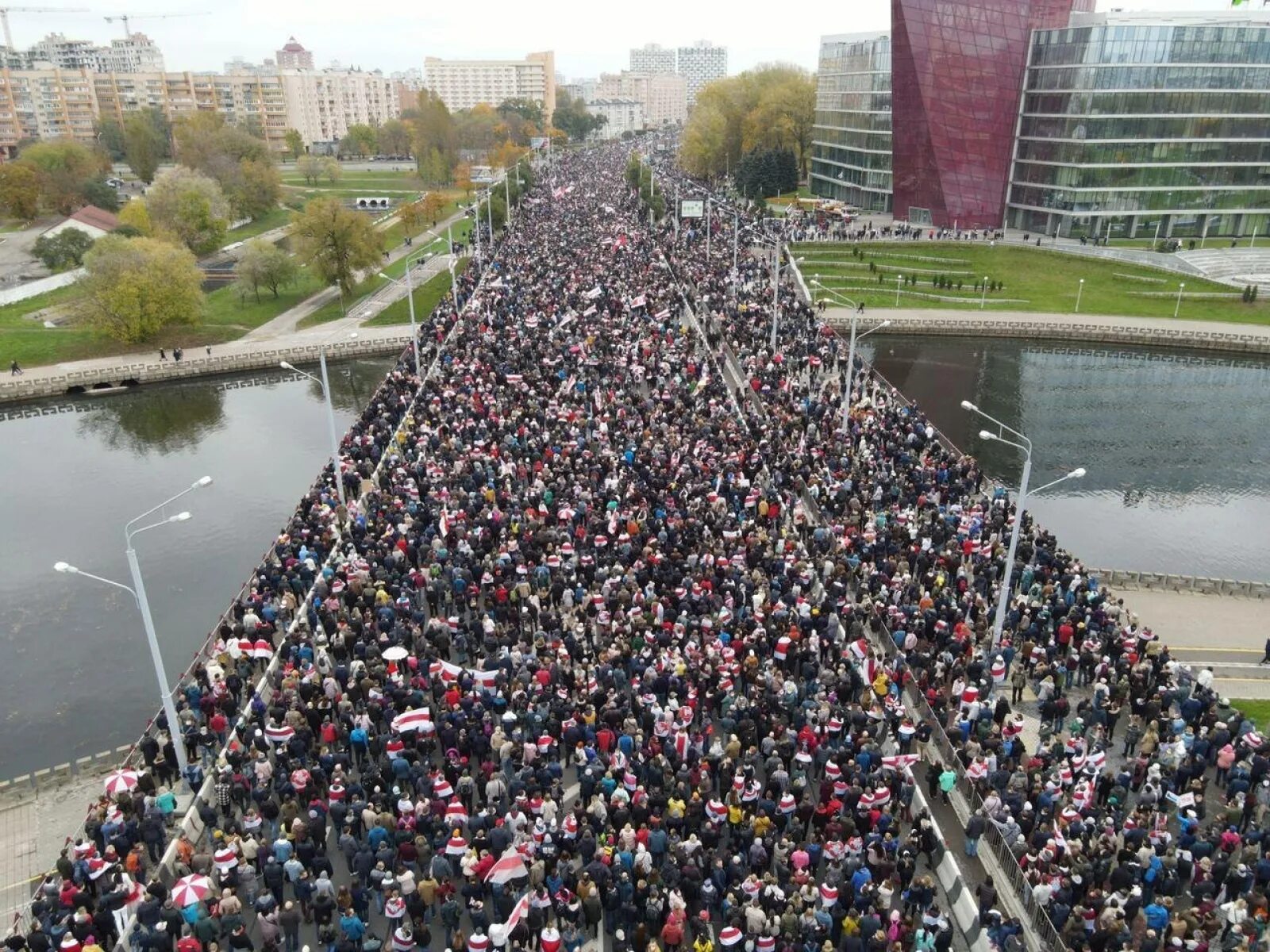 Почему сегодня в минске. Мирные протесты в Белоруссии 2020. Митинг в Минске 2020. Митинги в Белоруссии 2021.