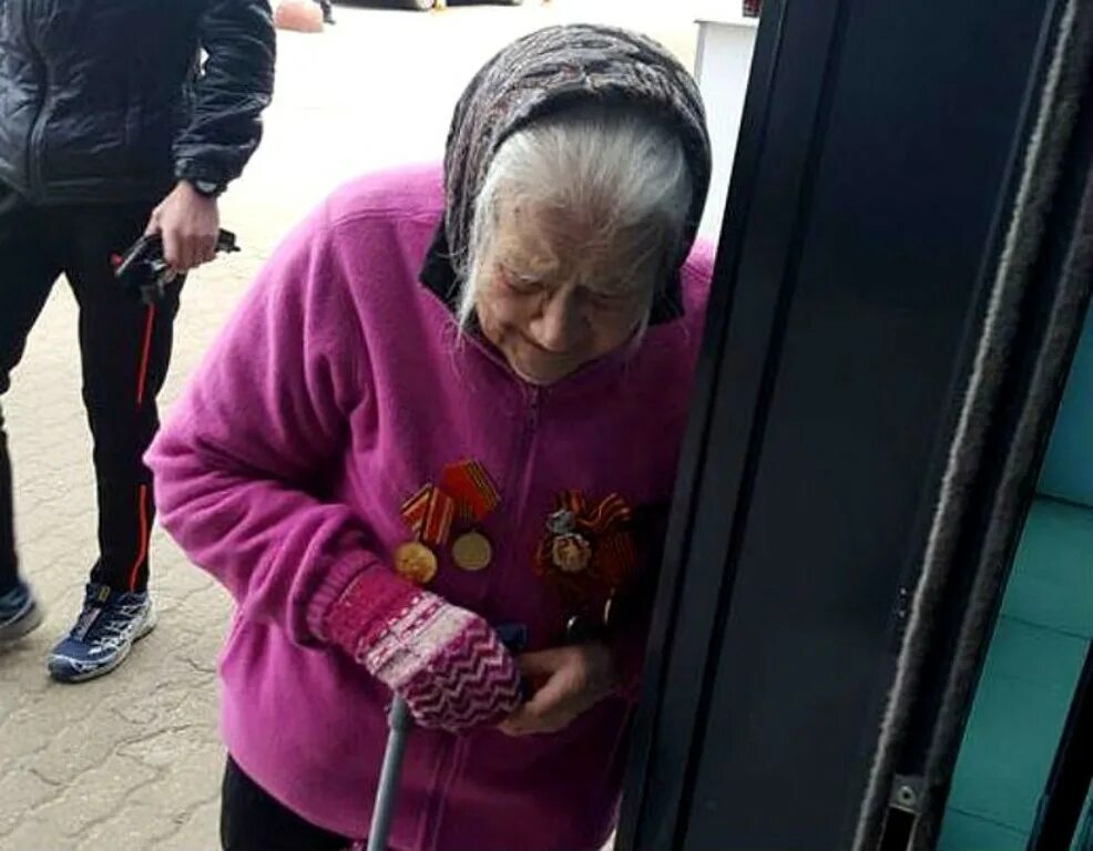 Бабушка требует. Бабушка требует. Бабушка требует. Старушка просит милостыню. Бабушка требует.