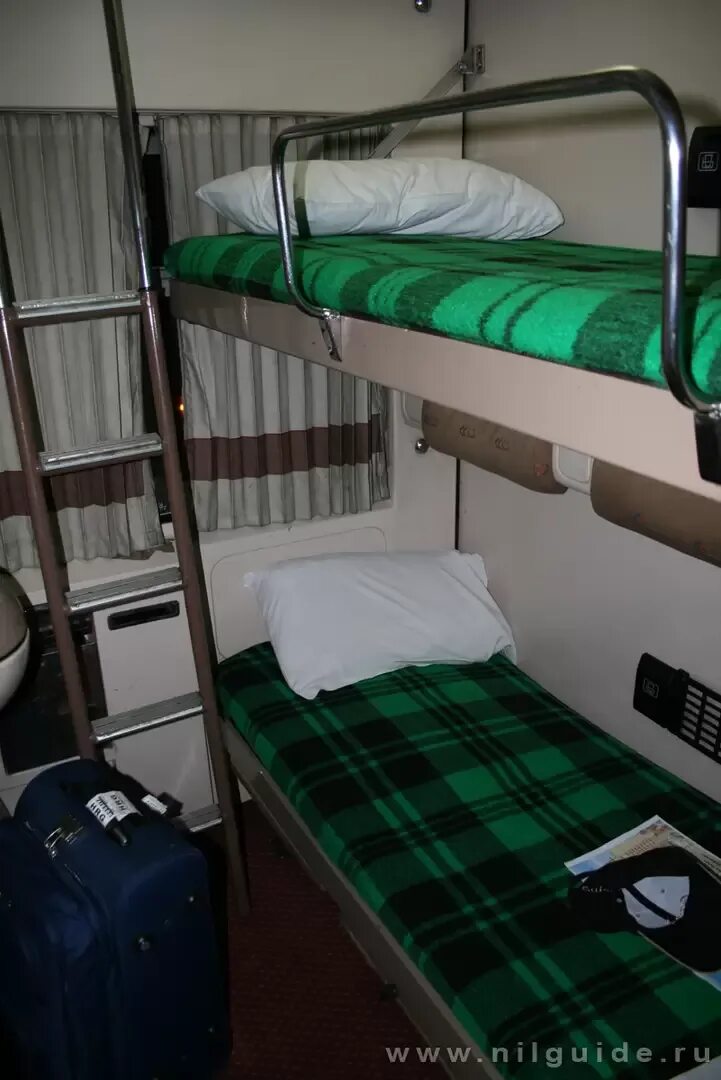 Плацкарт кровати. Кровать в поезде. Верхняя полка в купе. Спальное место в поезде. Кровать в купе поезда.