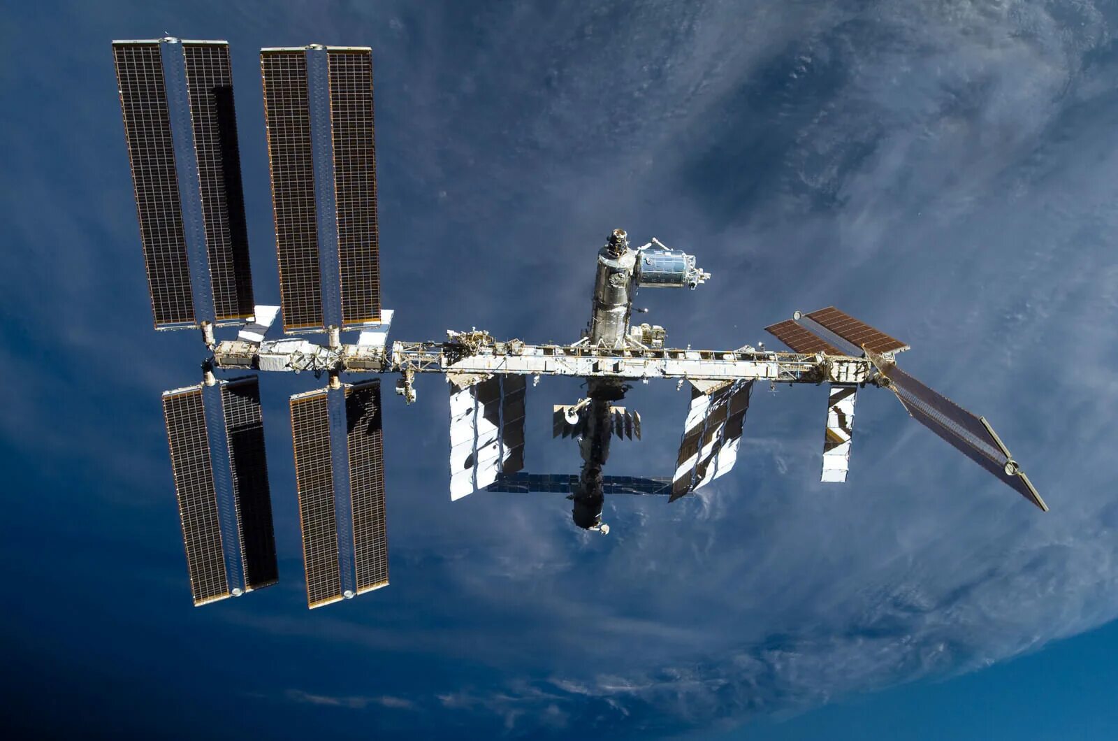 Международная космическая станция в каком году. Международная Космическая станция МКС. Станция мир и МКС. Международная Космическая станция (МКС) В 1998 году. МКС В 2002 году.