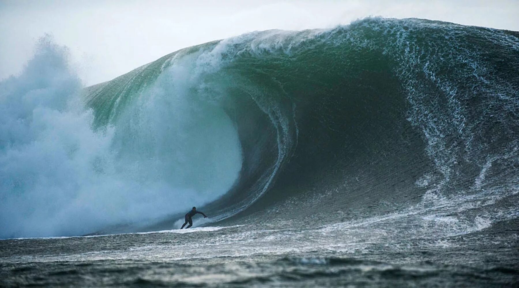 огромные волны. слишком волна. тихий океан торнадо цунами. тихий океан волны цунами. слишком волна.