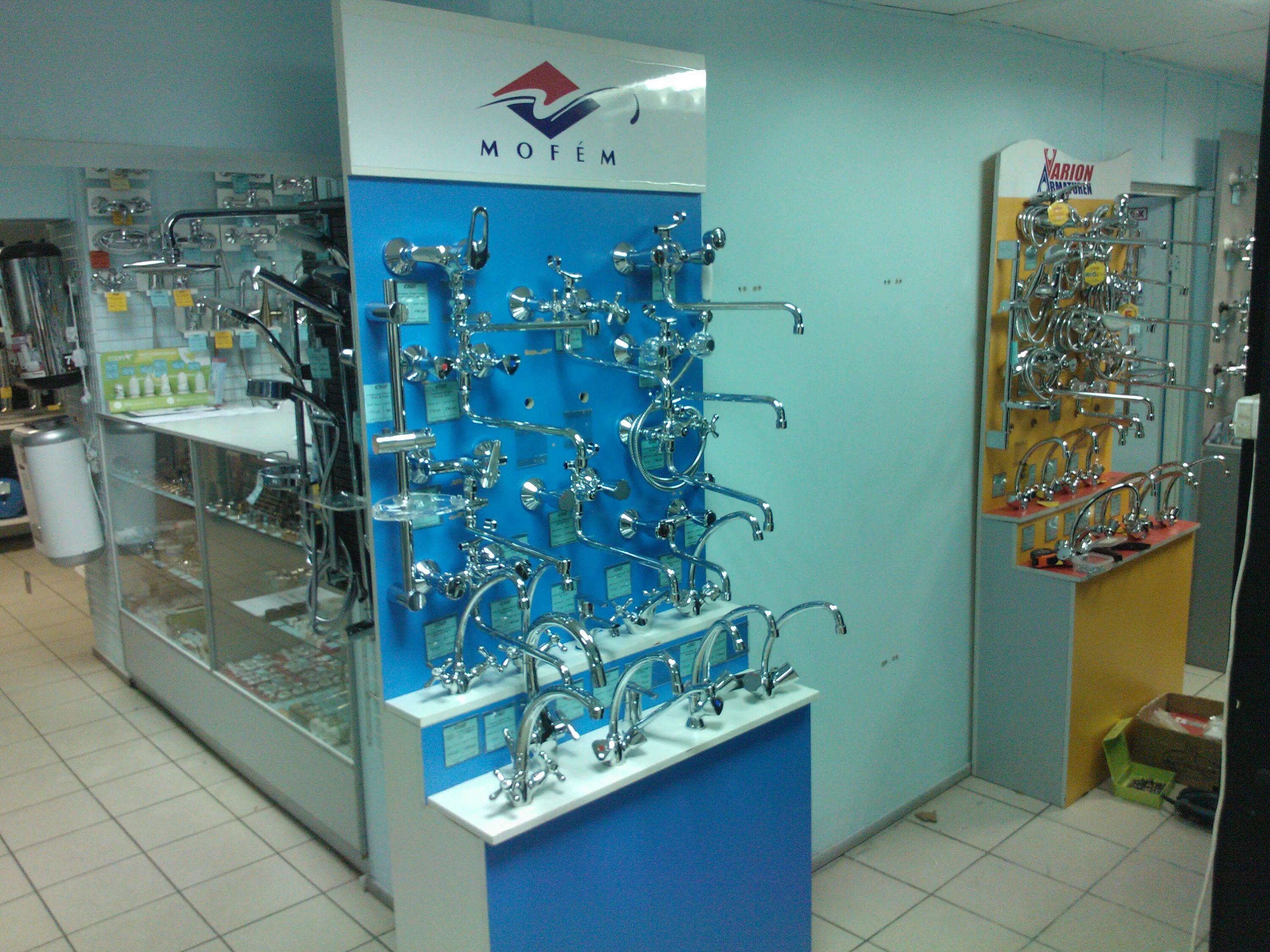 сантехник торговый. продавец сантехники. витрина инженерной сантехники. сопутствующие товары для сантехники. петрович отдел сантехники.