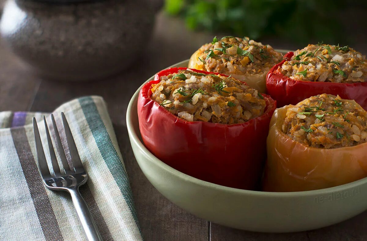 Перцы. Мясной фарш с перцем. Перец фаршированный мясом и рисом. Перец фаршированный мясом и рисом. Фаршированные перцы с фаршем.