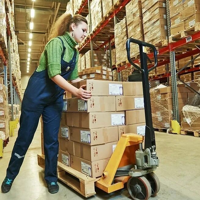 комплектовщик сканер тсд. кладовщик склада запчастей. работник склада. человек на складе. рабочий склада.