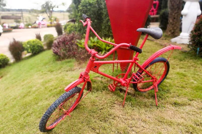 Красный велик маленький. Маленький велик красный. Маленький красный велосипед замок. Красный велик до 7 лет. Покажи велики красные для маленьких.