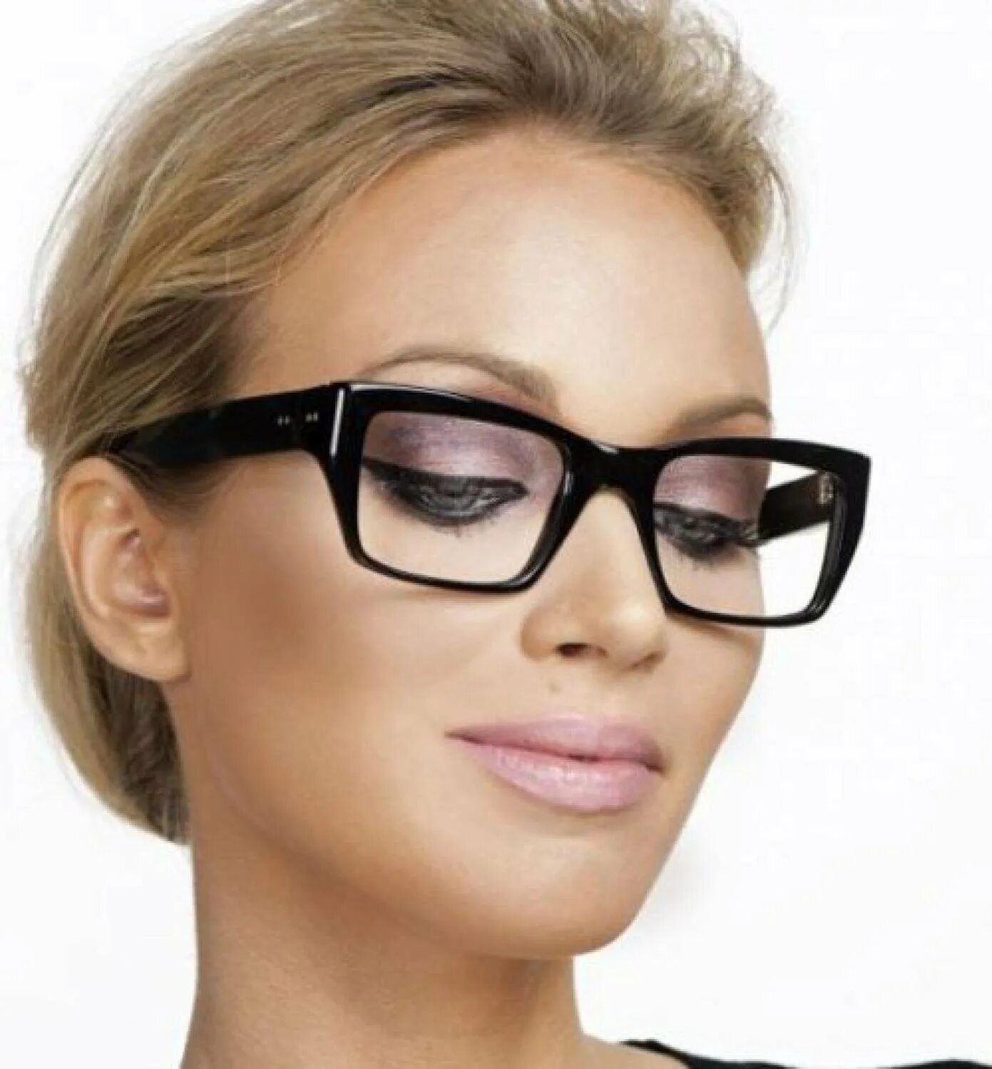 Узкое лицо какие очки. Стильные очки для зрения. Стильные женские очки для зрения. Оправа для очков. Стильные оправы для очков женские.