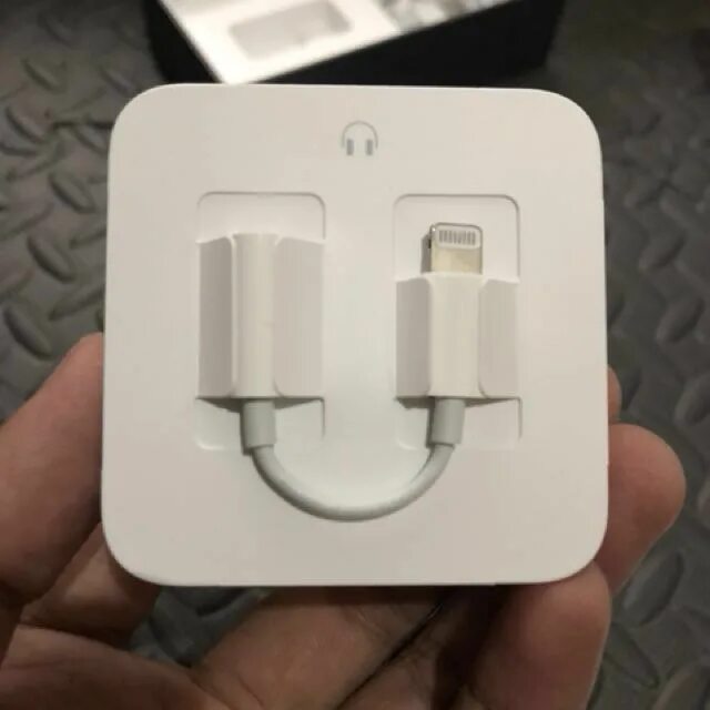 Airpods 3 зарядка. AIRPODS 2 разъем для зарядки. Кабель Lightning для аирподс. Блок для зарядки аирподс 3.