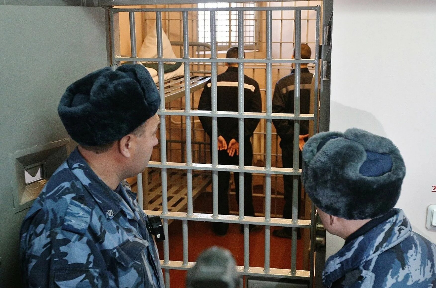 Исполнение наказания исправление осужденных. Сотрудник колонии. фсин тюрьма. фсин колония. обыск осужденных.