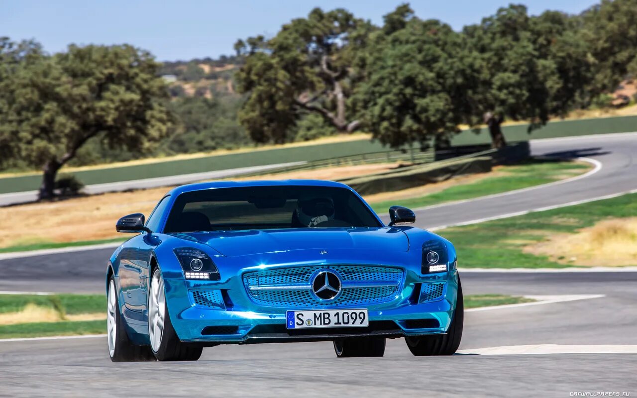 Машина мрз. Мерседес СЛС АМГ 2018. Mercedes SLS AMG Electric Drive. Mercedes-Benz SLS AMG голубой. Мерседес купе SLS 2013.