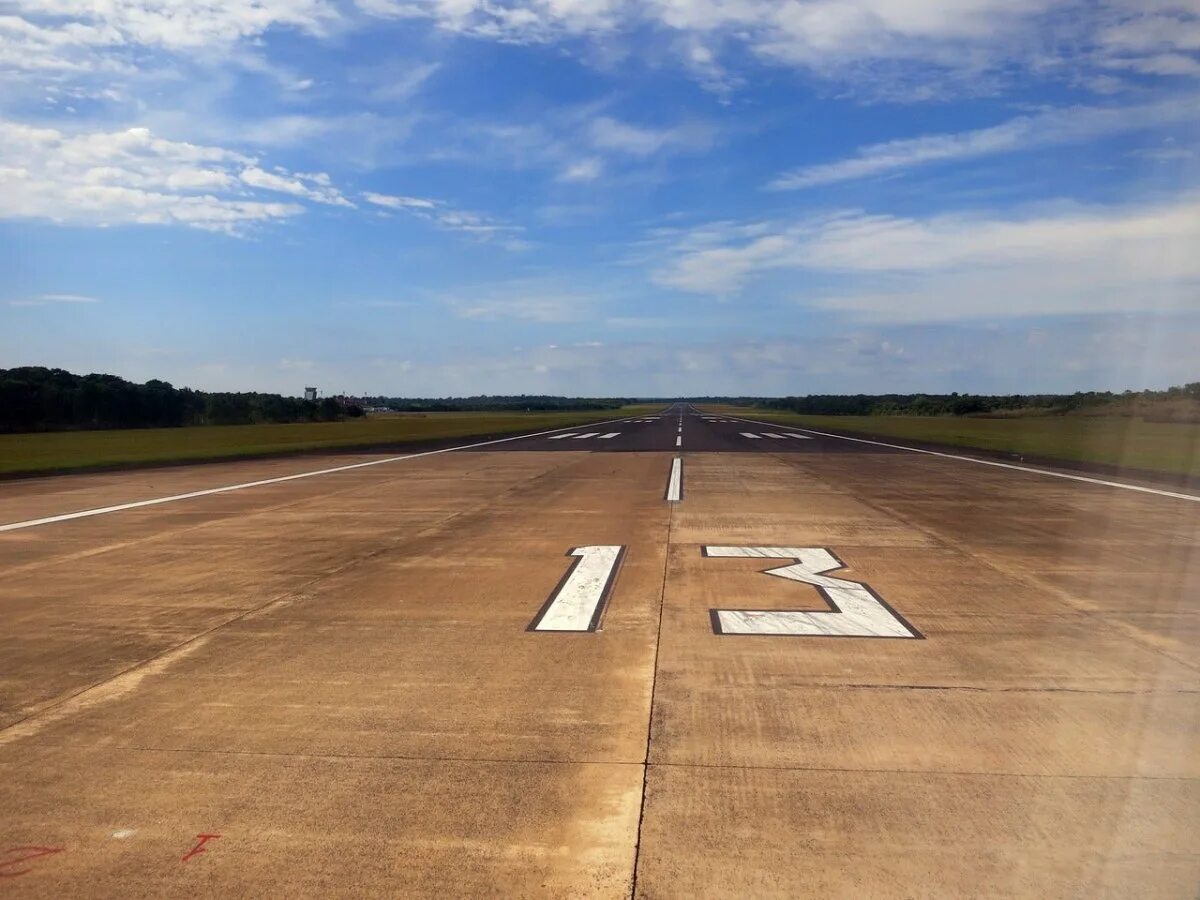 Airport road. Взлетно посадочная полоса Баратаевка. ВПП аэродрома. Дорога аэродром.