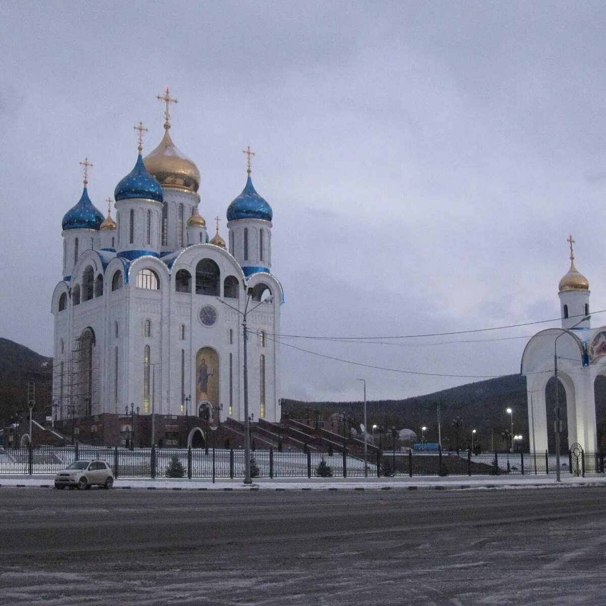 Храм рождества христова волгоград. Площадь ленина южно-сахалинск. Храм рождества христова южно-сахалинск. Храм на победе южно сахалинск. Храм в южно-сахалинске на площади победы.