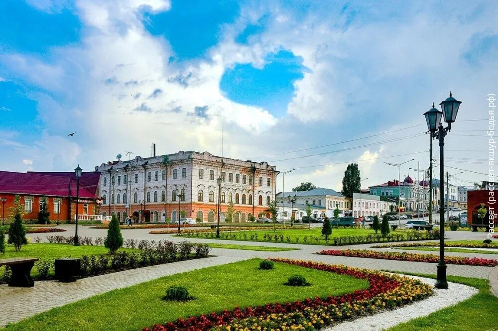 Центр сарапул. Дом купца корешева сарапул. Сарапул исторический центр. Сарапул центр города. Центр сарапул.