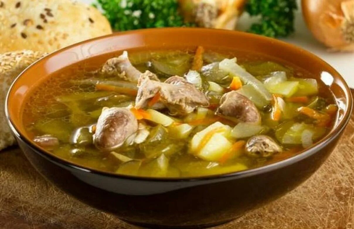 Куриная лапша с потрошками. Суп лапша с потрошками. суп с куриными сердечками и лапшой. суп с куриными потрошками и лапшой. рассольник.