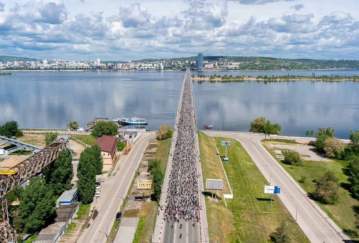 Погулять в саратове. Саратов река Волга набережная. Саратов набережная Энгельс. Набережная реки Волги в Энгельса. Река Волга Энгельс.