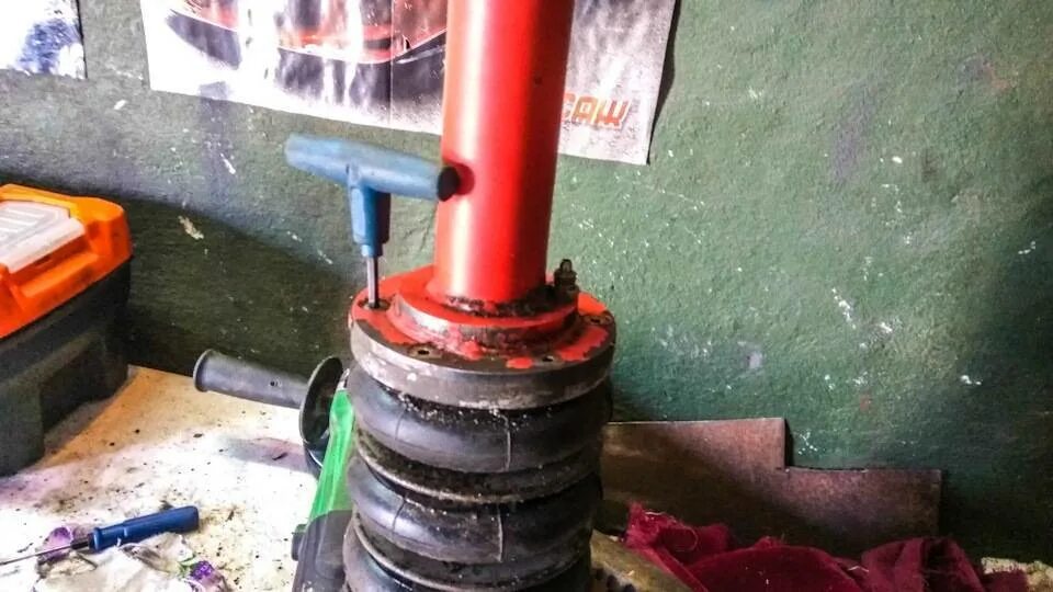 Как правильно прокачать газомасляный амортизатор. Прокачка амортизаторов перед установкой. прокачка стоек амортизаторов. прокачка газомасляных амортизаторов перед установкой. прокачка газомасляных стоек.