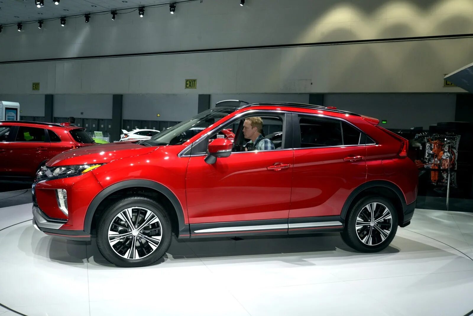 Mitsubishi новый год. Mitsubishi Eclipse Cross. Mitsubishi Eclipse Cross 2018 салон. Mitsubishi Eclipse Cross Размеры. Renault Эклипс 2018.