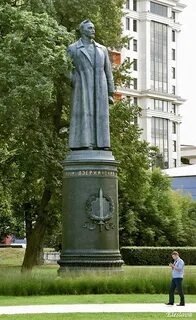 Памятник дзержинскому