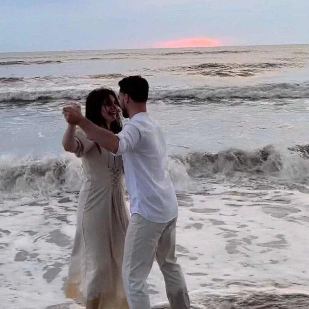 Парень с гитарой и девушка. Женщина на рояле. Песня 2023 поют девушка и парень. Песня 2023 поют девушка и парень. Ариана гранде поет.