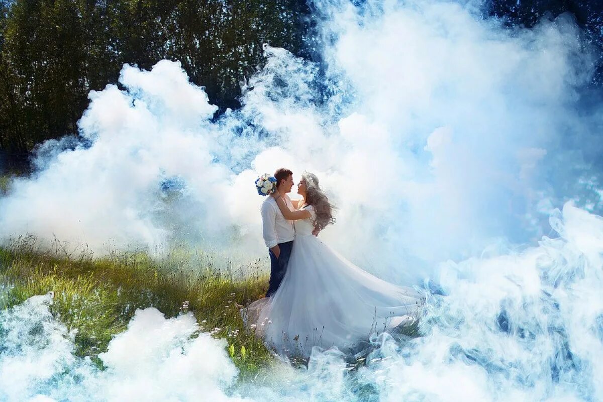 Свадебная фотосессия с дымом. Дым белый предложение. Дымовая шашка свадебная фотосессия. Дымовая шашка белая. Свадебная фотосессия с дымом.