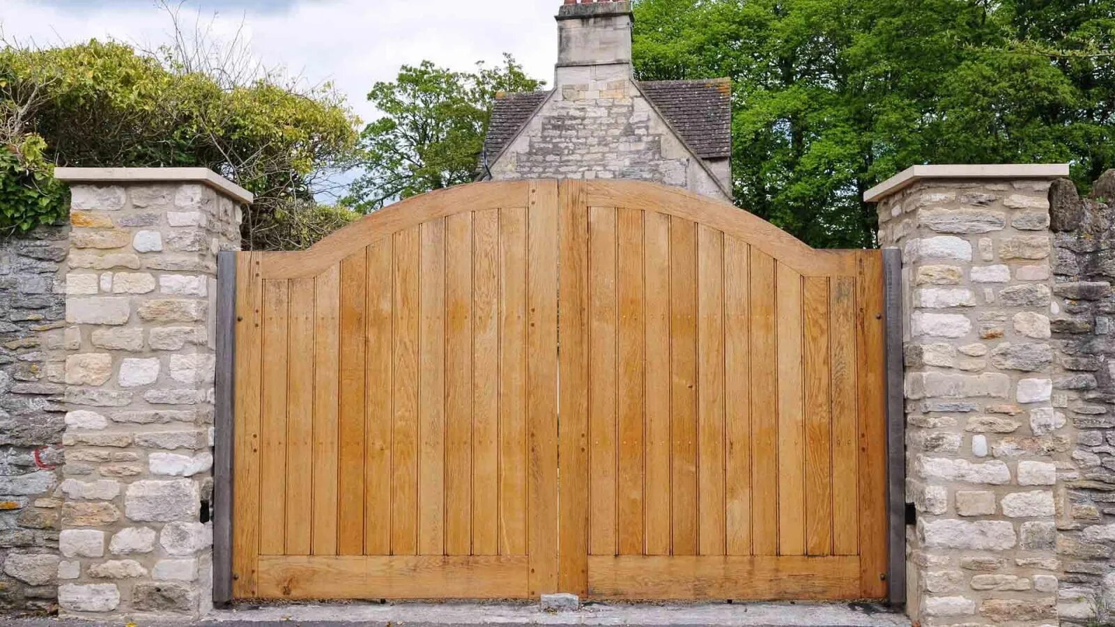 Забор с калиткой. Деревянные ворота. Калитка деревянная. Ворота дизайнерские деревянные. Ворота деревянные распашные.