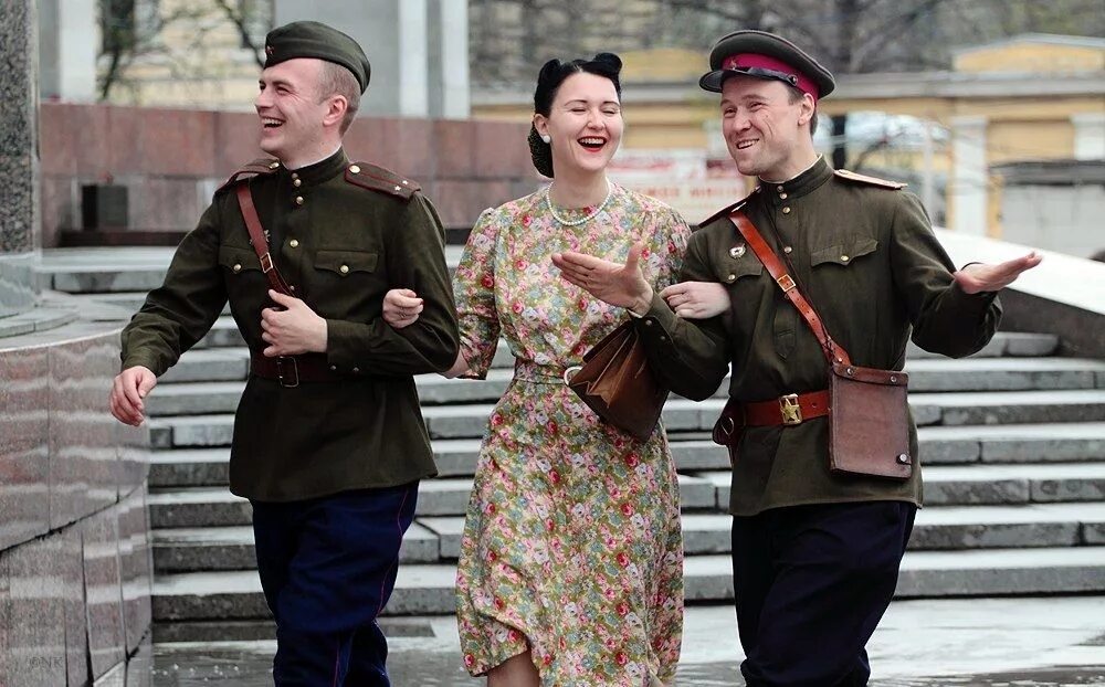 С восьмиста воинами ситцевых платьев. Мода военных и послевоенных лет. Платья военных лет. Платья военных и послевоенных лет. Девушки военных лет в платьях.