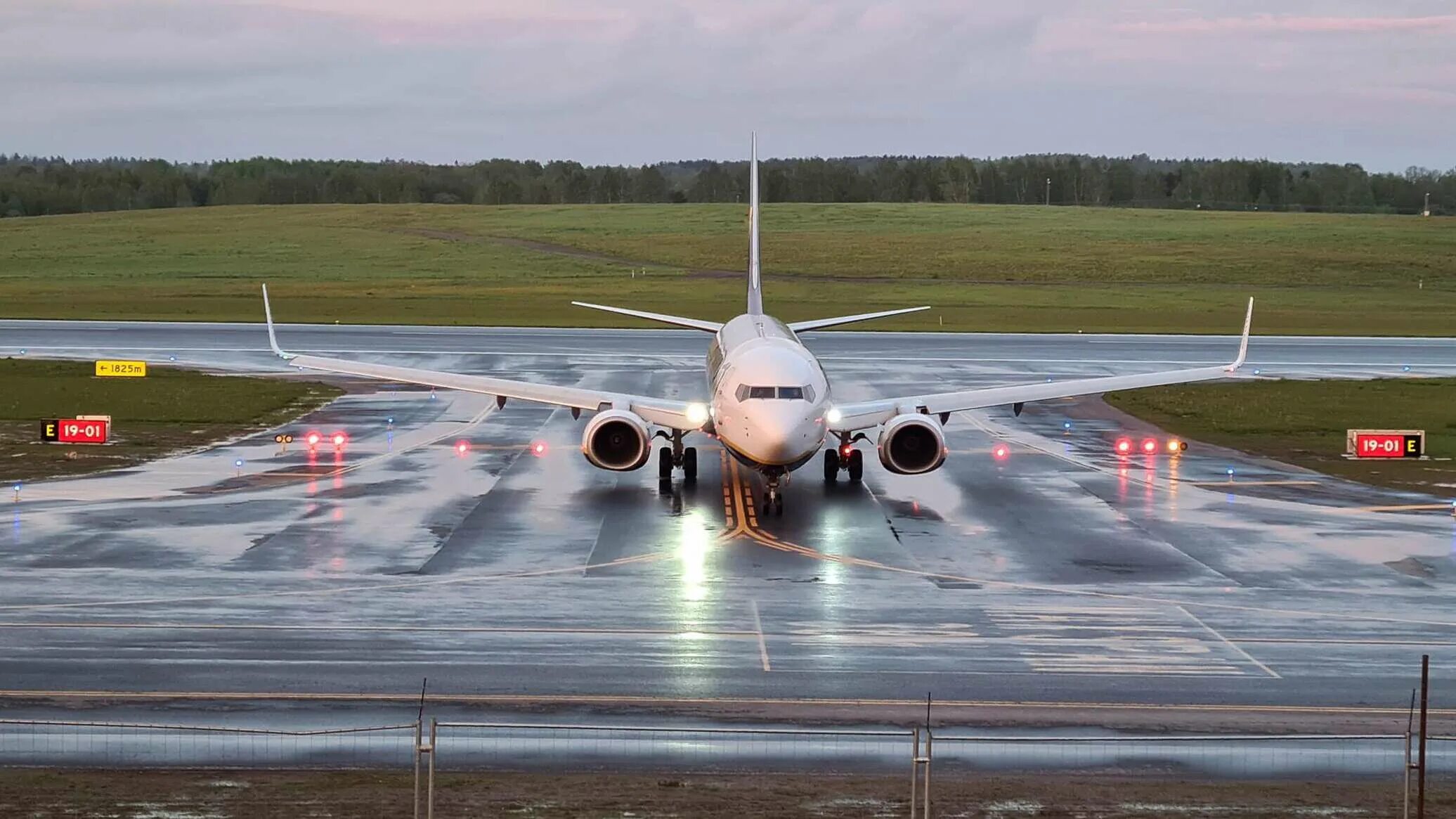 Боинг 737 президента Беларуси. Самолет на аэродроме. Посадка самолета. Приземление самолета. Авиарейс минск москва