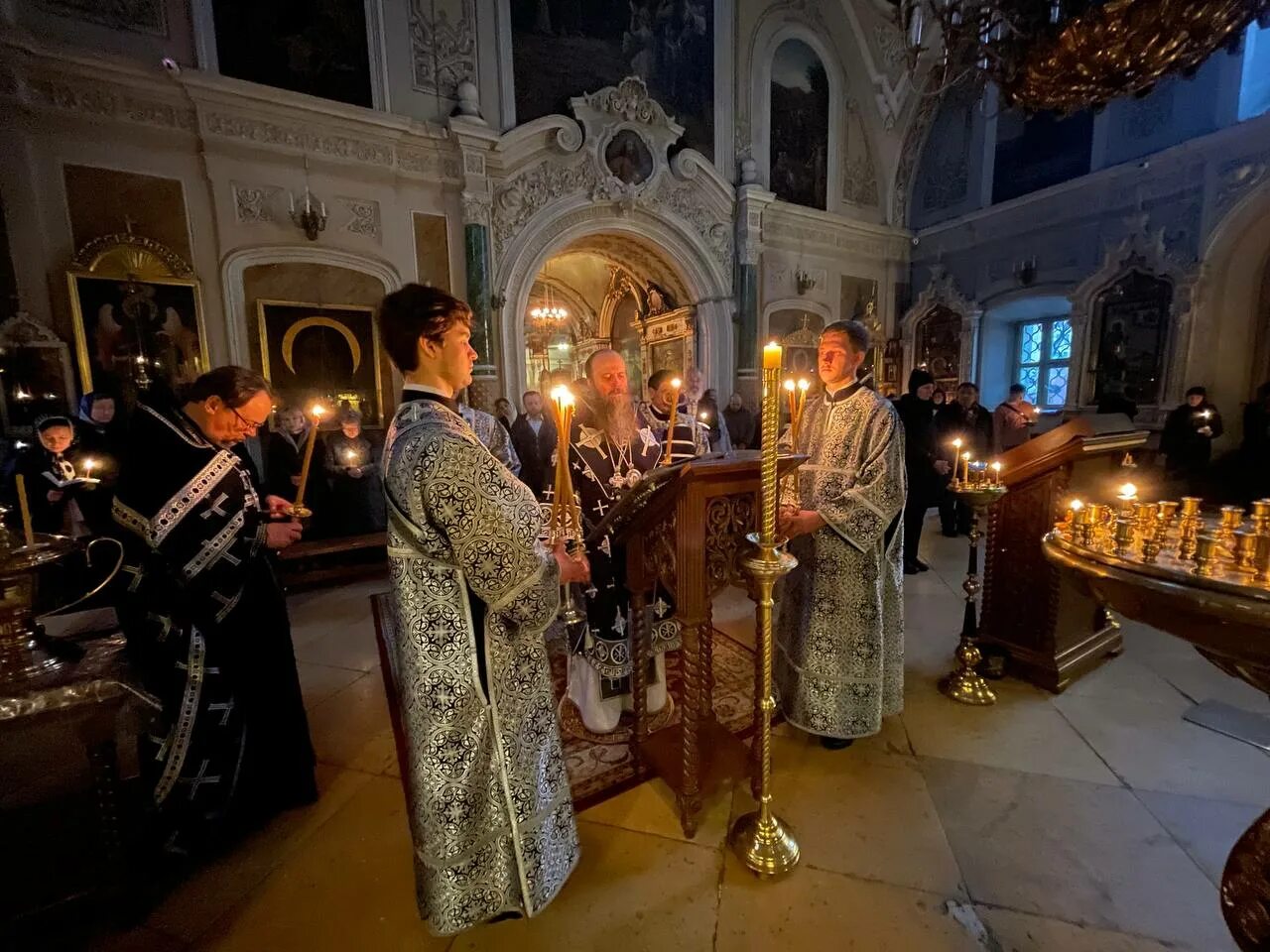 Пассия богослужение. Церковь вечером. Храм Воскресения Христова Москва.