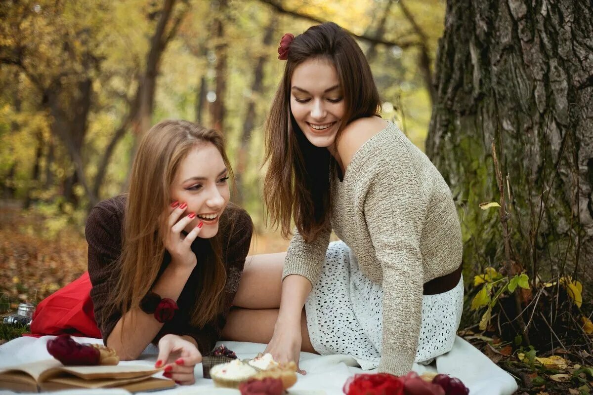 Подруги. Фотосессия подружек. Две подруги. Фотосессия подруг на улице. Скажи пожалуйста девушка