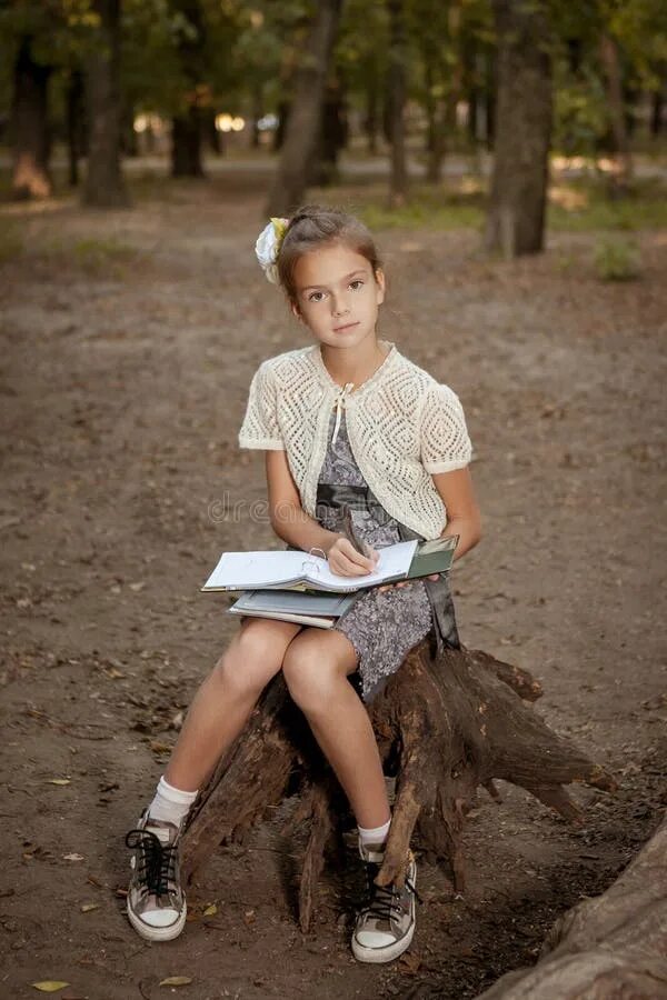 Pretty kids yo forum. Маленькую девочку в лесу. Девочка 10 лет в лесу. Девочка в лесу в юбке. Девочка 12 лет в лесу.
