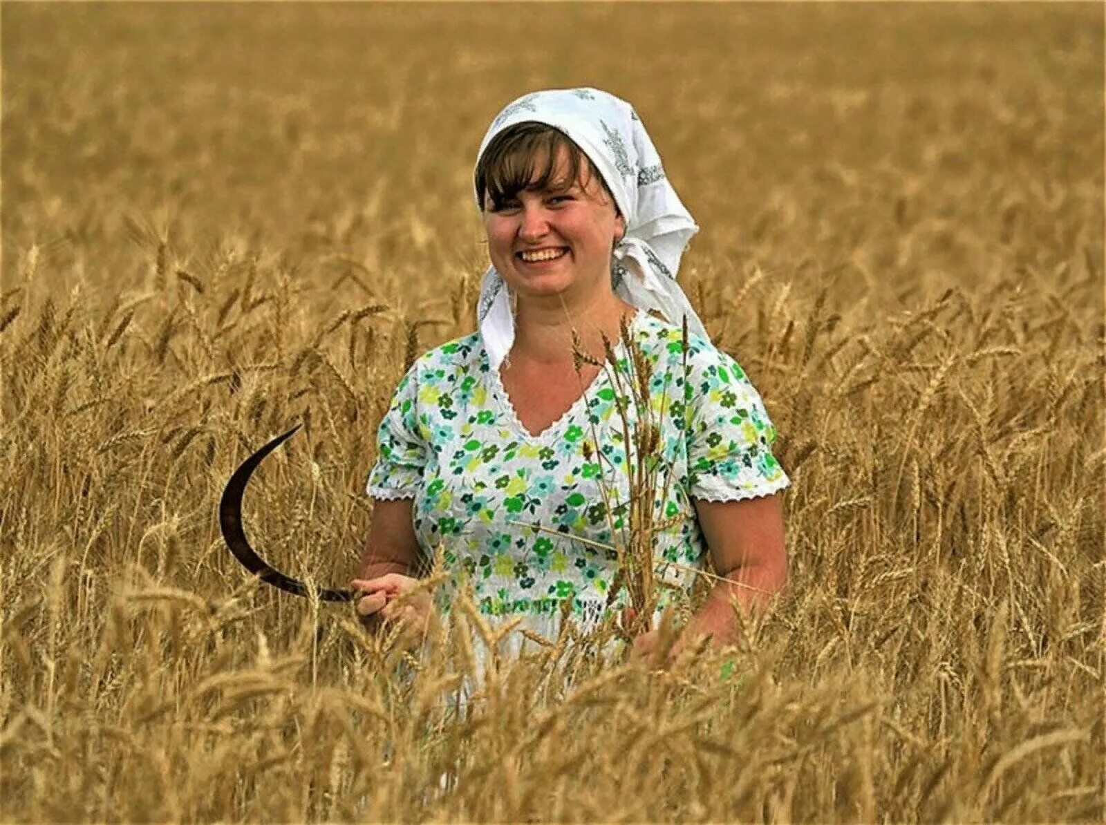 Молодая женщина на селе. Деревенские женщины. Женщина в деревне. Женщины в колхозе. Женщина в селе.