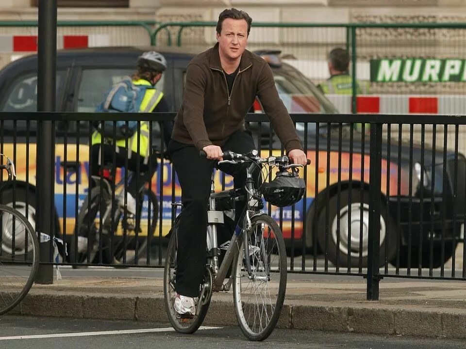 Ездить на работу на велосипеде. Дэвид Кэмерон на велосипеде. Дэвид Кэмерон на велосипеде фото. Премьер министр Великобритании на велосипеде. Политики на велосипедах.